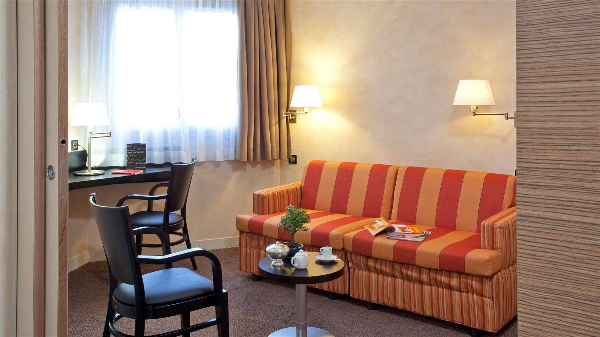 Hotel-Restaurant De L'Embarcadere ナンテュア エクステリア 写真